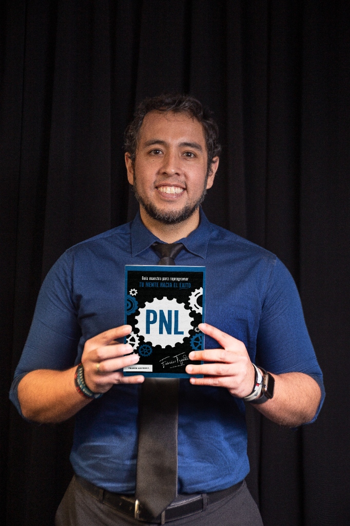 Fabián Tejada con su libro PNL
